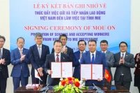 Cục Quản lý lao động ngoài nước (Bộ Lao động-Thương binh và Xã hội) và Chính quyền tỉnh Mie (Nhật Bản) ký kết Bản ghi nhớ về thúc đẩy việc gửi và tiếp nhận lao động Việt Nam đến làm việc tại tỉnh này. (Ảnh: TỐNG GIÁP)