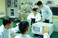 Đội ngũ kỹ sư của Viettel thiết kế và sản xuất thiết bị 5G.