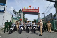 [Video] Hạn chế giao thông qua khu vực thi công khán đài phục vụ Lễ kỷ niệm 50 năm Ngày Giải phóng miền Nam