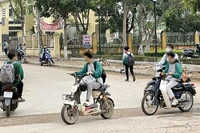 Nhiều học sinh không đội mũ bảo hiểm khi tham gia giao thông tại thành phố Vĩnh Yên, tỉnh Vĩnh Phúc. (Ảnh TRƯỜNG KHANH)