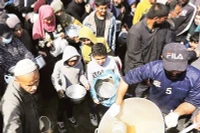 Người dân Gaza nhận hàng cứu trợ nhân đạo. (Ảnh UN NEWS)