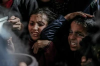 Trẻ em Palestine chờ nhận thực phẩm cứu trợ tại Beit Lahia, phía bắc Dải Gaza. (Ảnh: AFP/TTXVN)