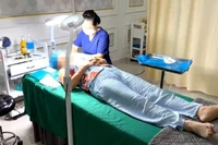 Cơ sở thẩm mỹ này để nhân viên lao công phẫu thuật cho khách. (Ảnh: Công an cung cấp)
