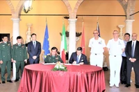 Thượng tướng Hoàng Xuân Chiến, Thứ trưởng Quốc phòng và Quốc Vụ khanh Quốc phòng Italy Matteo Perego di Cremnago ký Biên bản Đối thoại Chính sách Quốc phòng lần thứ 4. Ảnh: TTXVN