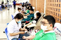 Sinh viên tham gia hiến máu tại ngày hội hiến máu tình nguyện “Chủ nhật Đỏ”.