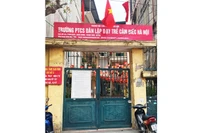 Trường PTCS dân lập Dạy trẻ câm điếc Hà Nội đóng cửa khiến gần 100 học sinh không được đến trường.