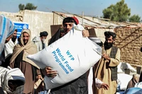Người dân Afghanistan nhận viện trợ thực phẩm tại tỉnh Kandahar. Ảnh: AFP