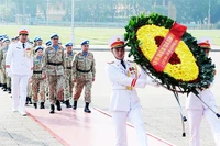 Vào Lăng viếng Bác.