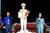 Thượng úy Nguyễn Thị Ánh Nguyệt trong lễ tuyên dương đảng viên trẻ tiêu biểu của tỉnh Quảng Nam.