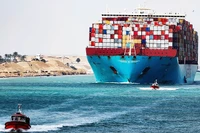 Nhiều hãng vận tải phải chuyển hướng hải trình dù tốn thêm nhiều chi phí. Ảnh: SHIPPINGWATCH