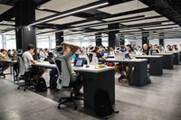 Ngày càng nhiều người lao động làm việc trên nền tảng số. Ảnh: GETTYIMAGES