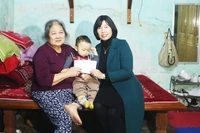 Đại diện Hội Phụ nữ Duy Tiên tặng quà cho em Quân thị trấn Đồng Văn.