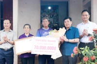 Bí thư Tỉnh ủy Bắc Giang Dương Văn Thái (thứ 2, phải sang) tặng quà cho đại diện gia đình vận động viên Nguyễn Thị Oanh.