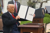 [Video] Người Mỹ đối mặt áp lực từ chính sách thuế mới của Tổng thống D. Trump