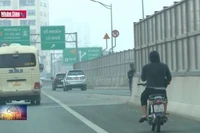 Nhiều xe máy vẫn đi lên vành đai 3 trên cao bất chấp nguy hiểm