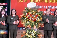 Xây dựng người phụ nữ Công an nhân dân giỏi việc nước đảm việc nhà