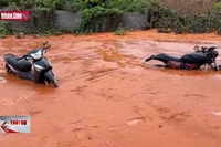 Mưa lớn, cát tràn xuống đường gây thiệt hại nhiều tài sản