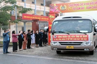 Lãnh đạo Liên đoàn Lao động tỉnh Hà Nam động viên công nhân, người lao động ở xa về quê đón Tết.