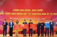 Đồng chí Chủ tịch Ủy ban Trung ương Mặt trận Tổ quốc Việt Nam trao tặng biểu trưng 500 suất quà Tết dành tặng cho hộ nghèo, công nhân lao động và người có hoàn cảnh khó khăn của tỉnh Hà Nam.