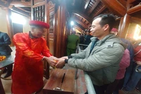 Du khách và nhân dân vui mừng được nhận lương tại các điểm phát lương tại đền Trần Thương.