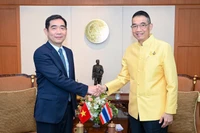 Đại sứ Phạm Việt Hùng (trái) tới chào xã giao Bộ trưởng Ngoại giao Thái Lan Maris Sangiampongsa. (Ảnh: Đại sứ quán Việt Nam tại Thái Lan)