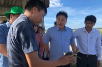 Giám đốc Trung tâm Khuyến nông quốc gia Lê Quốc Thanh thăm mô hình nuôi cua gạch tại xã Phú Gia, huyện Phú Vang (Thừa Thiên Huế).