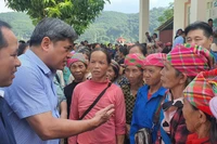 Đoàn công tác của Bộ Nông nghiệp và Phát triển nông thôn chia sẻ khó khăn với nhân dân tỉnh Lào Cai bị ảnh hưởng do bão số 3 vừa qua.