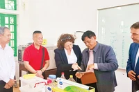 Lãnh đạo Trường cao đẳng Kinh tế và Công nghệ Nam Định làm việc với chuyên gia nước ngoài về đào tạo nghề chế biến, bảo quản thực phẩm nông sản.
