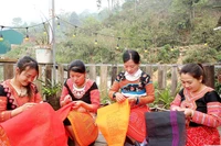 Phụ nữ xã Háng Đồng (huyện Bắc Yên, Sơn La) thêu hoa văn trên trang phục truyền thống.
