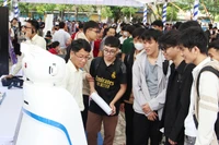 Sinh viên hào hứng tìm hiểu về công nghệ mới tại SURF 2024.