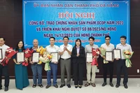Trao chứng nhận OCOP cho các chủ thể.