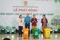 Trao tặng thùng rác phân loại tại nguồn.