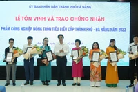 Sở Công thương thành phố Đà Nẵng trao chứng nhận cho các sản phẩm.