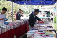 Nhiều người tìm đến mua sách tại ngày hội.