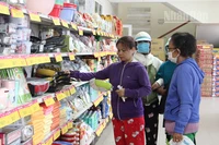 Hộ dân có hoàn cảnh khó khăn mua sắm tại chợ Tết Nhân ái 0 đồng.