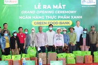 Tặng quà cho người có hoàn cảnh khó khăn.