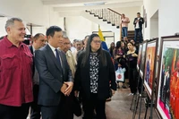 Đại sứ Vũ Trung Mỹ và các đại biểu tham quan triển lãm ảnh Việt Nam-Hồ Chí Minh. (Ảnh: Đại sứ quán Việt Nam tại Venezuela)