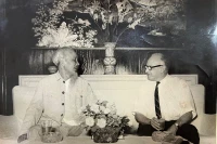 Chủ tịch Hồ Chí Minh tiếp thân mật ông Eduardo Gallegos, Ủy viên Bộ Chính trị, Trưởng Ban Đối ngoại Trung ương Đảng Cộng sản Venezuela thăm Việt Nam và dự Quốc khánh 2/9/1964. (Ảnh tư liệu do Đại sứ quán Việt Nam tại Venezuela cung cấp)