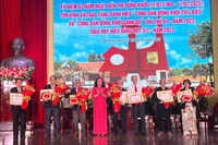 Đồng chí Hồ Thị Hoàng Yến, Phó Bí thư Thường trực Tỉnh ủy Bến Tre trao Huy hiệu Đảng cho đảng viên.