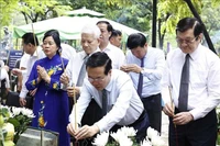 Chủ tịch nước Võ Văn Thưởng dâng hương tại phần mộ Liệt sĩ, Anh hùng Lực lượng vũ trang nhân dân Võ Thị Sáu tại Nghĩa trang Hàng Dương. (Ảnh: TTXVN)