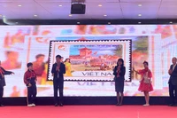 Đại diện Ban tổ chức, Hội đồng Giám khảo và đội viên, thiếu niên thực hiện nghi thức phát động Cuộc thi. 