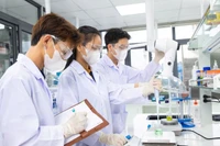 Sinh viên Trường đại học Phenikaa thực hành nghiên cứu thí nghiệm. (Ảnh: THƠM VŨ)