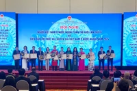 Các tập thể, cá nhân được tặng thưởng vì có đóng góp quan trọng trong công tác người Việt Nam ở nước ngoài.