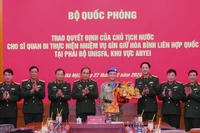 Thượng tướng Phùng Sĩ Tấn cùng đại diện các cơ quan, đơn vị chúc mừng Thiếu tá Hoàng Đình Công chuẩn bị lên đường làm nhiệm vụ giữ gìn hòa bình Liên hợp quốc. 