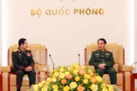 Đại tướng Phan Văn Giang, Ủy viên Bộ Chính trị, Phó Bí thư Quân ủy Trung ương, Bộ trưởng Quốc phòng tiếp Trung tướng Saichay Kommasith, Thứ trưởng Quốc phòng, Tổng Tham mưu trưởng Quân đội nhân dân Lào.