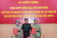 Thừa ủy quyền của Chủ tịch nước, Thượng tướng Hoàng Xuân Chiến trao Quyết định của Chủ tịch nước cho hai sĩ quan đi làm nhiệm vụ tại Phái bộ UNISFA. 