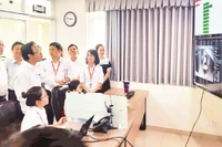 Các đại biểu tham quan khu ứng dụng trí tuệ nhân tạo để quản lý nội khu Công viên phần mềm Quang Trung, Thành phố Hồ Chí Minh. 