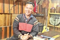 Nghệ nhân Ama Nhiên (Y Wôn Knul) tự hào chia sẻ về sử thi và kể Khan của người Ê Đê.