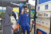 Các cửa hàng kinh doanh bán lẻ xăng dầu bắt buộc phải phát hành hóa đơn điện tử sau từng lần bán hàng. Ảnh: HẢI NAM