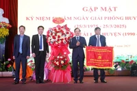 Đồng chí Bí thư Thành ủy, Chủ tịch Hội đồng nhân dân thành phố Lê Trường Lưu (thứ hai bên phải) tặng Cờ thi đua cho Đảng bộ huyện Phú Vang đạt hoàn thành xuất sắc nhiệm vụ tiêu biểu 5 năm liền (2020-2024). (Ảnh: Đức Hiền)